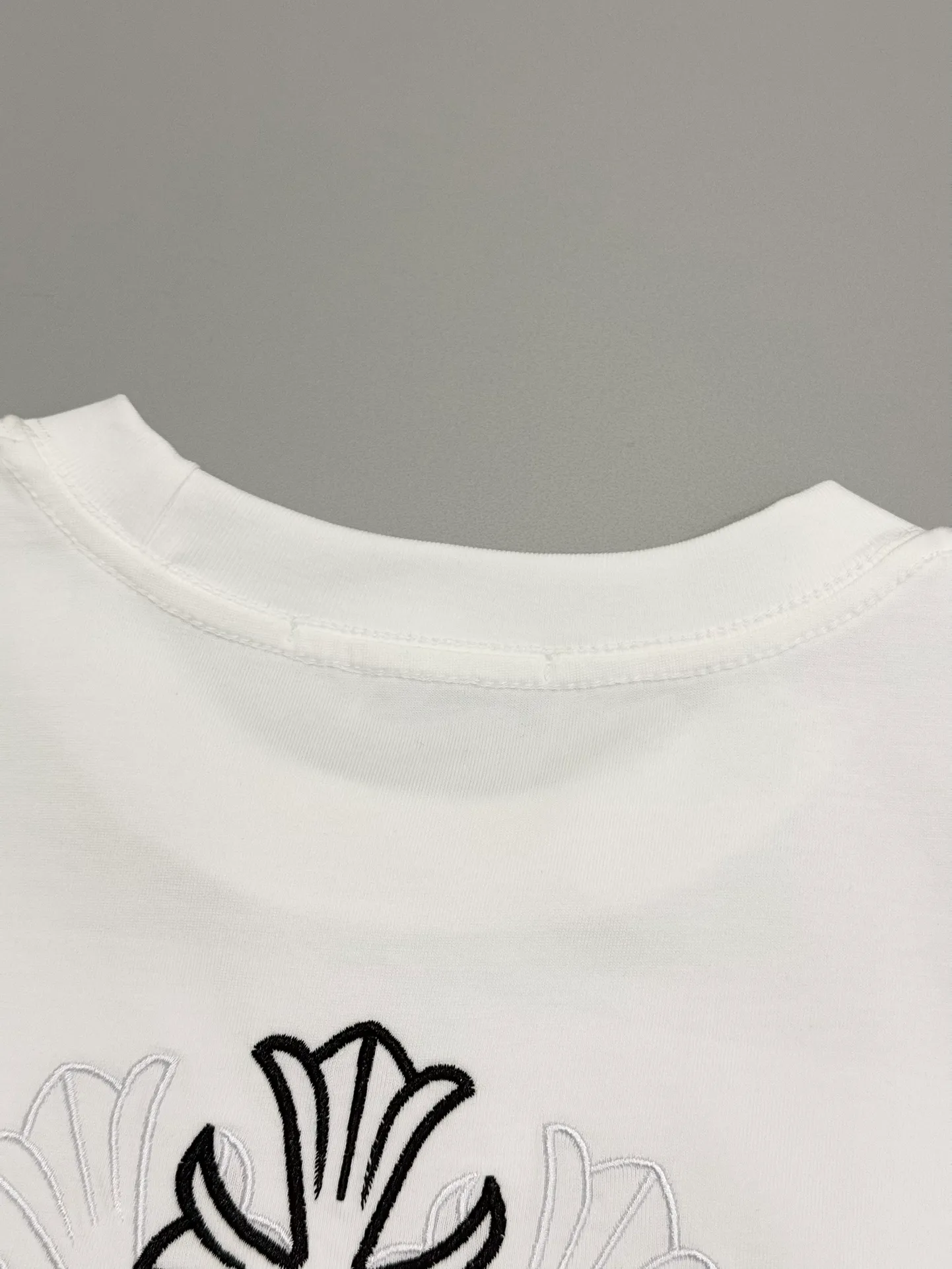 🅿️190 [High quality] Chrome hearts Chrome hearts 2025 new first release latest short-sleeved round neck T-shirt, high-end customization, avant-garde and fashionable design! The brand logo is applied to the front and back cuffs using 100,000 needle embroidery techniques. High-end customized 280g fabric. Soft to the touch. Comfortable to wear. Exquisite stitching. Fine workmanship. The upper body effect is incomparably handsome! Same style for men and women, color: white, black size: S to xL